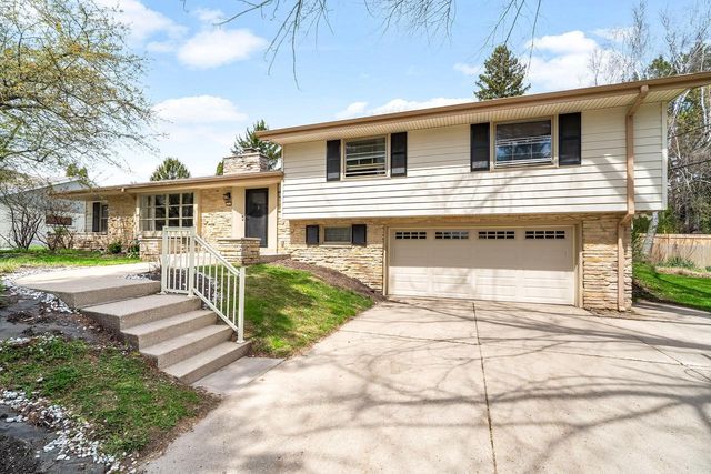 2526 W Dunwood ROAD, Glendale, WI 53209