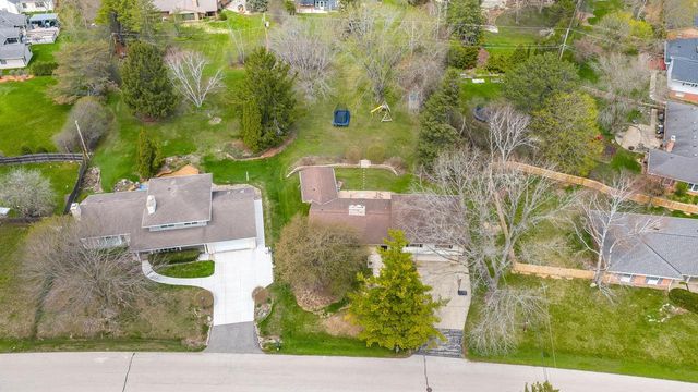 2526 W Dunwood ROAD, Glendale, WI 53209