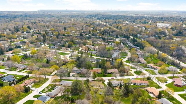 2526 W Dunwood ROAD, Glendale, WI 53209