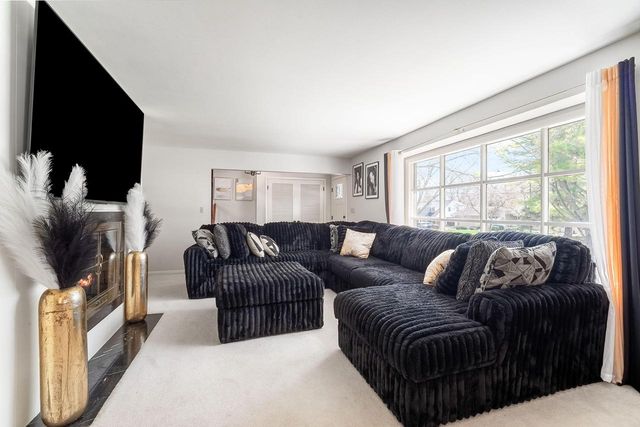 2526 W Dunwood ROAD, Glendale, WI 53209