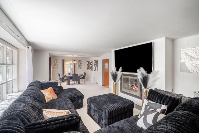 2526 W Dunwood ROAD, Glendale, WI 53209