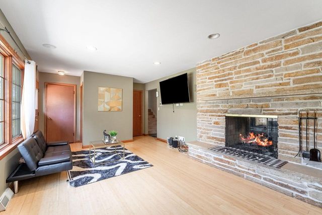 2526 W Dunwood ROAD, Glendale, WI 53209