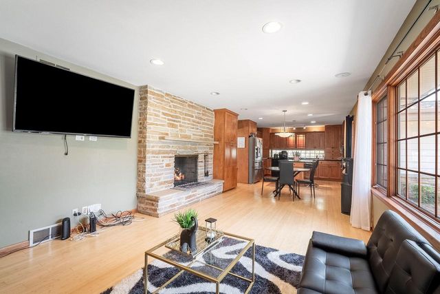 2526 W Dunwood ROAD, Glendale, WI 53209