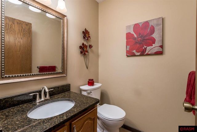 31 Holiday Court, North Mankato, MN 56003