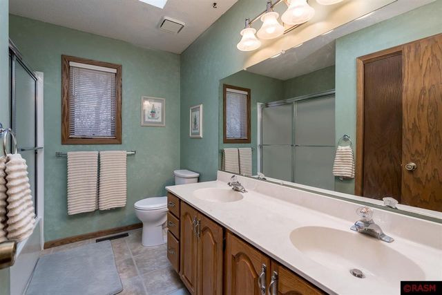 31 Holiday Court, North Mankato, MN 56003
