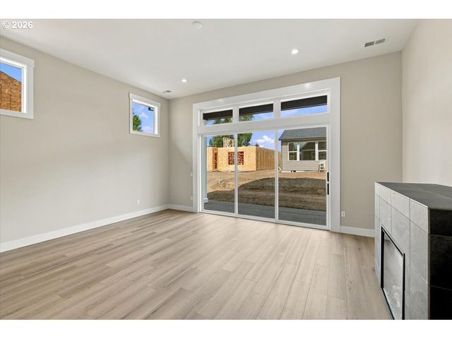 981 W Washington St, Carlton, OR 97111