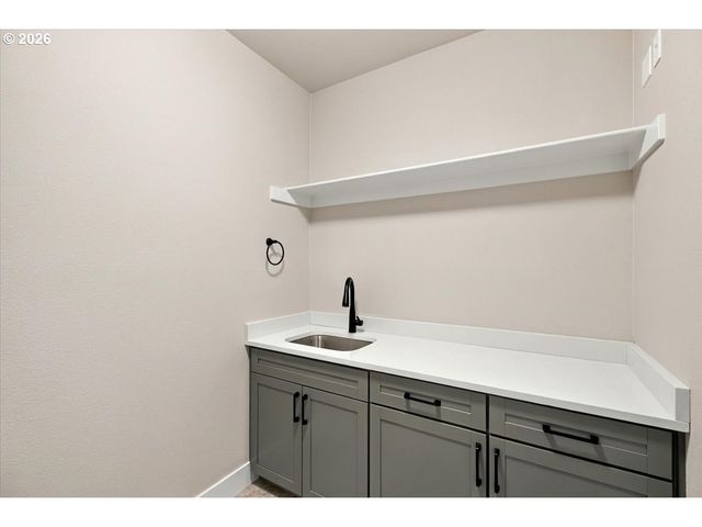 981 W Washington St, Carlton, OR 97111