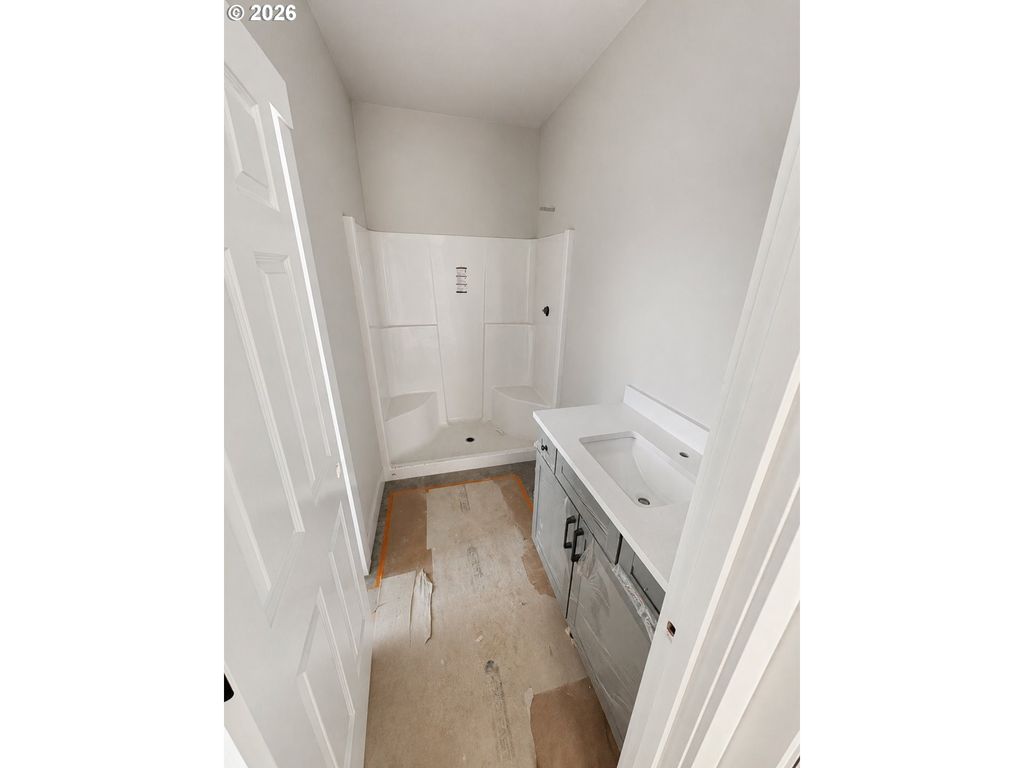Image 10 of property listing at 981 W Washington St, Carlton, OR 97111