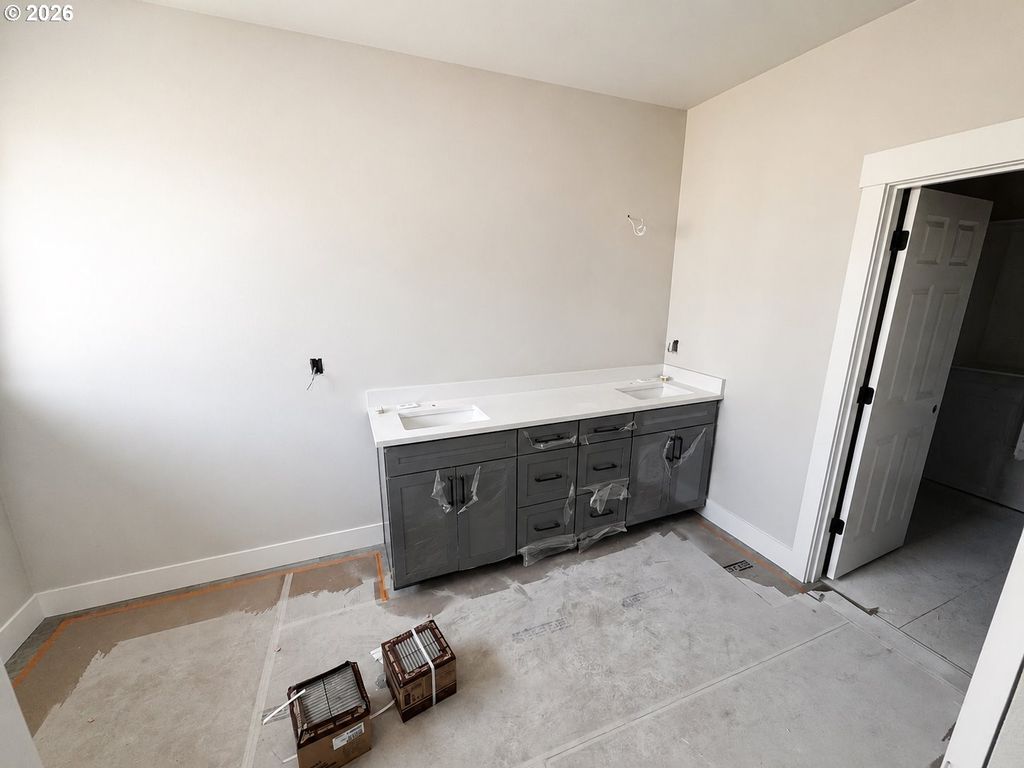 Image 9 of property listing at 981 W Washington St, Carlton, OR 97111
