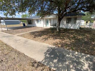 1006 Burleson St, George West, TX 78022