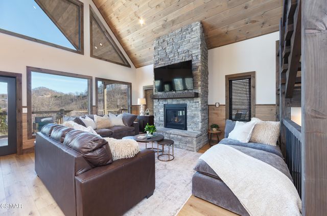 2317 Grey Fox Run, Sevierville, TN 37862