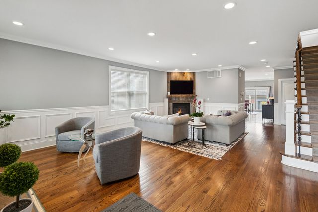 5450 N Natoma Avenue, Chicago, IL 60656