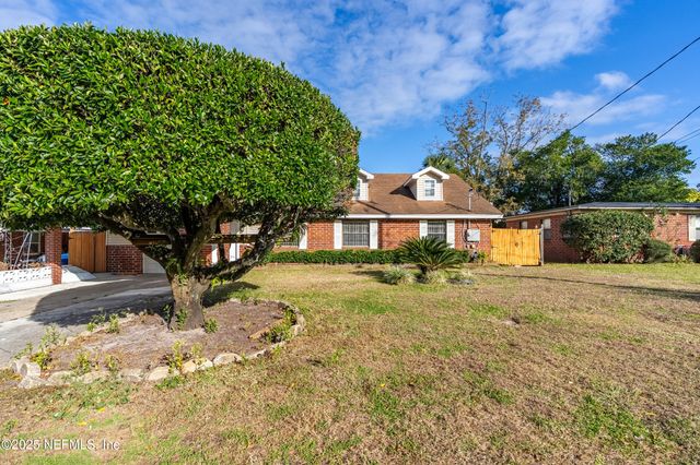 5741 LAKE LUCINA Drive N, Jacksonville, FL 32211