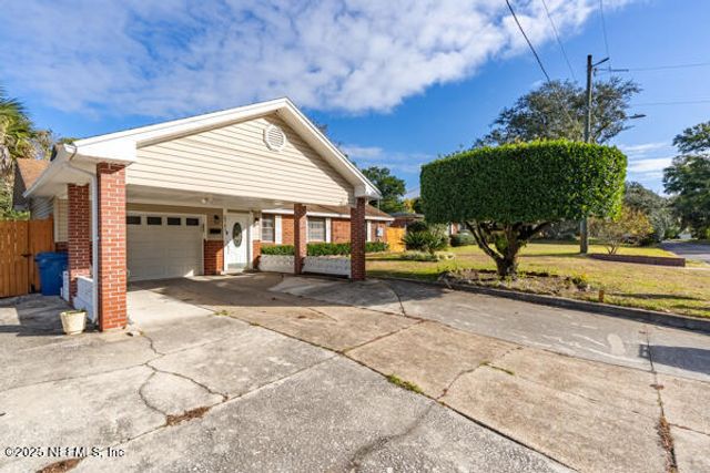 5741 LAKE LUCINA Drive N, Jacksonville, FL 32211