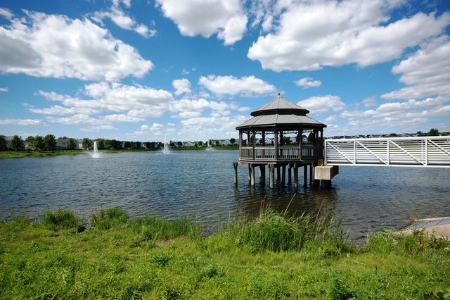 2327 Silverstone Drive 2327, Carpentersville, IL 60110