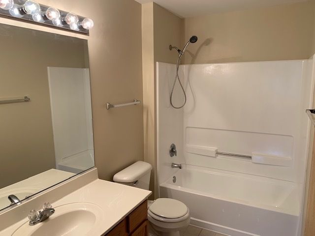 2327 Silverstone Drive 2327, Carpentersville, IL 60110