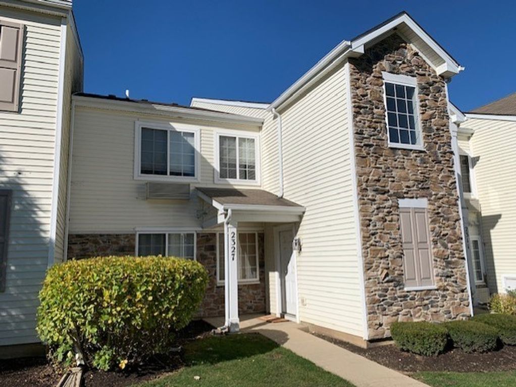 2327 Silverstone Drive 2327, Carpentersville, IL 60110