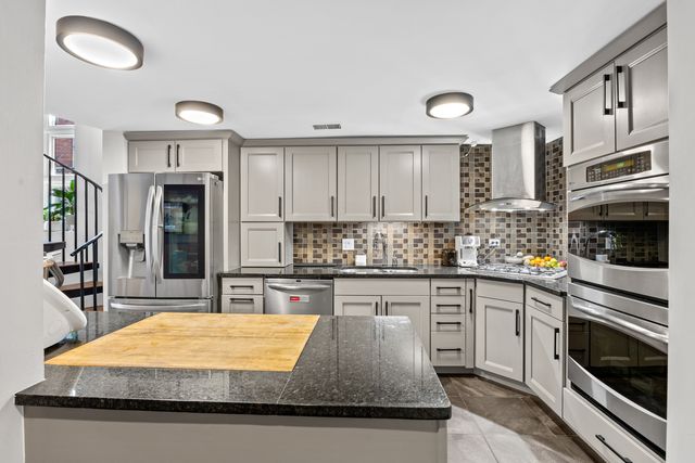 656 W Buckingham Place 1E, Chicago, IL 60657