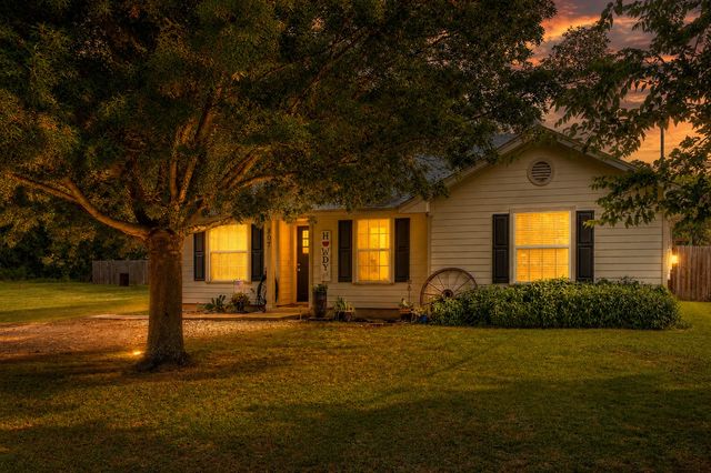 807 Lee Street, Tioga, TX 76271