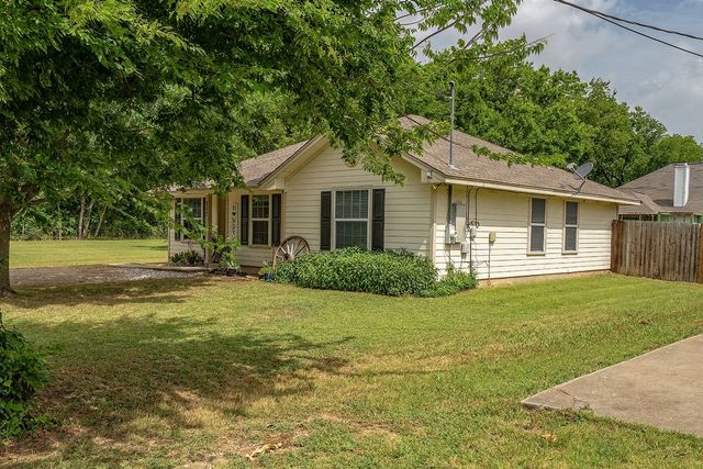807 Lee Street, Tioga, TX 76271