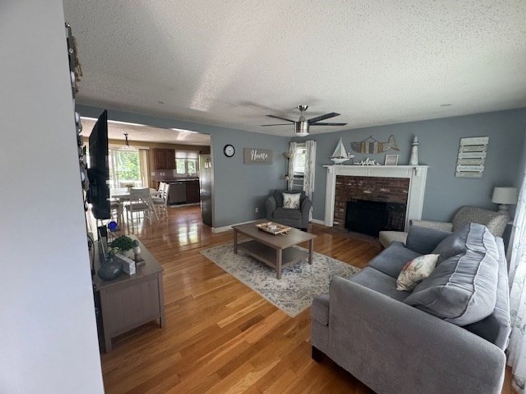 66 Central Ave, Falmouth, MA 02536