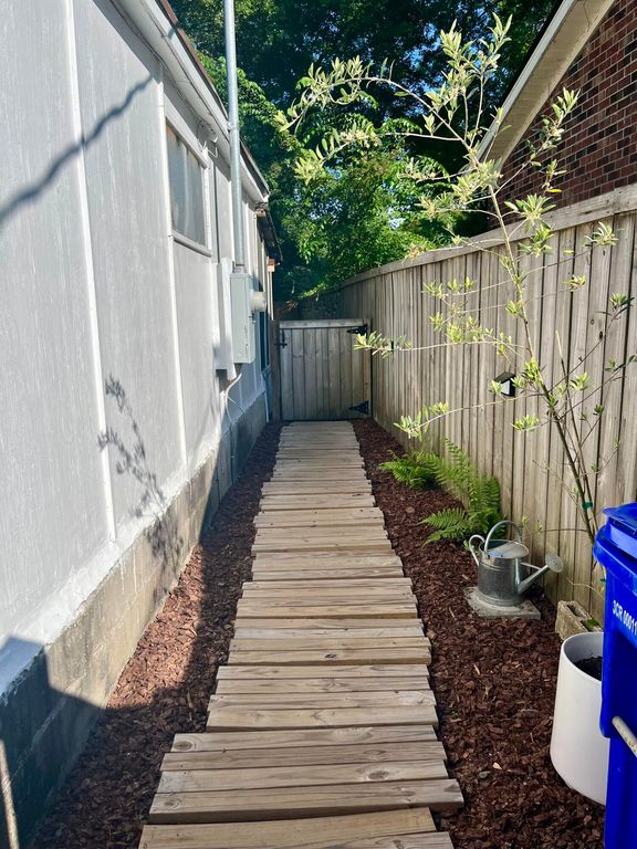 Image 18 of property listing at 16 Pratt Street, Charleston, SC 29407