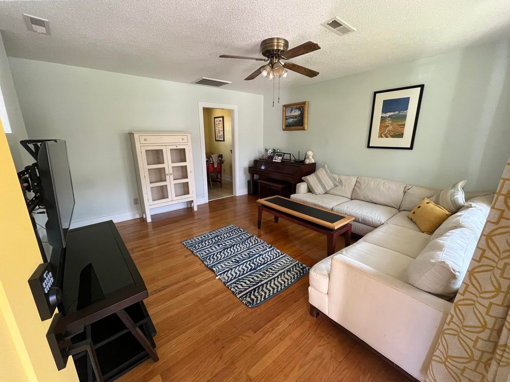 Image 3 of property listing at 16 Pratt Street, Charleston, SC 29407