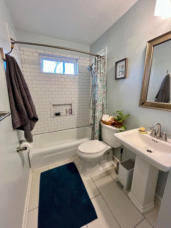 Image 6 of property listing at 16 Pratt Street, Charleston, SC 29407