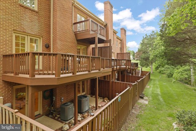 10204 ASPEN WILLOW DR, Fairfax, VA 22032