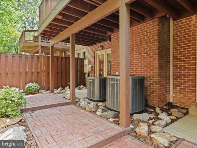 10204 ASPEN WILLOW DR, Fairfax, VA 22032