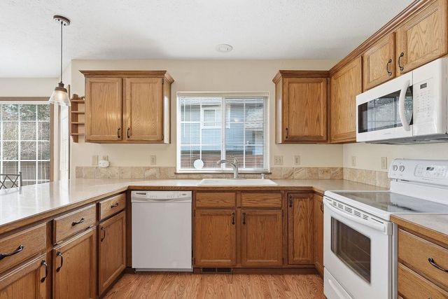 6008 W WIND RIVER Dr, Spokane, WA 99208