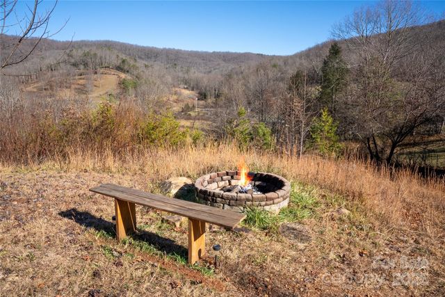 33 N Shadow Run, Balsam Grove, NC 28708