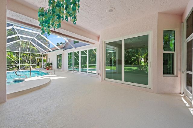 18504 SE Heritage Oaks Lane, Jupiter, FL 33469