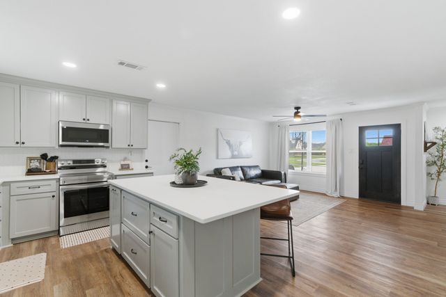290 Old Spanish Trail, Valley View, TX 76272