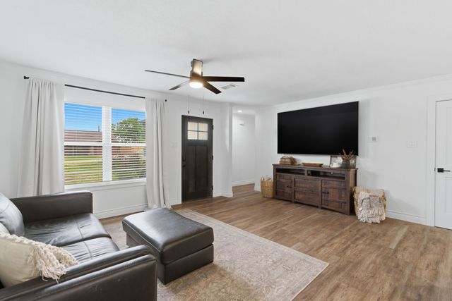 290 Old Spanish Trail, Valley View, TX 76272