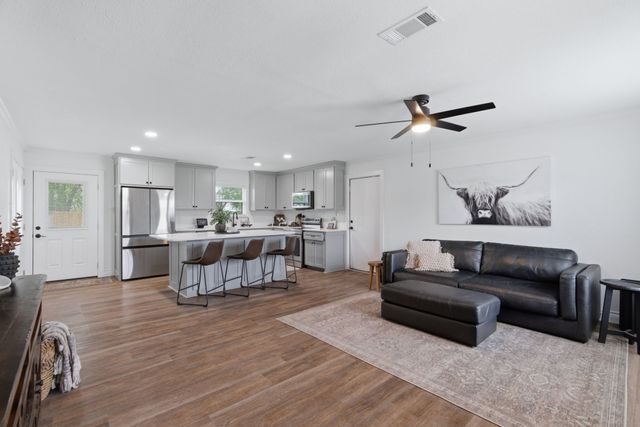 290 Old Spanish Trail, Valley View, TX 76272