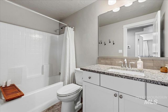 5770 E Walbrook St, Nampa, ID 83687