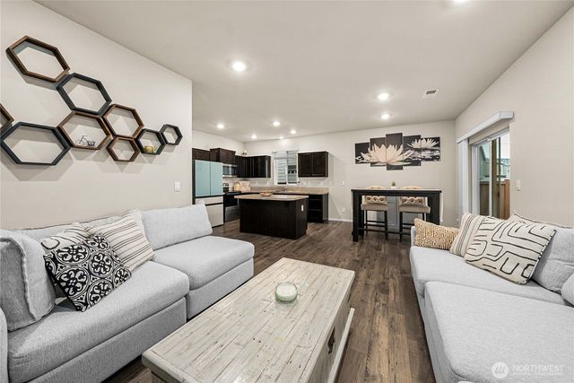 18785 Lipoma Place E, Puyallup, WA 98374