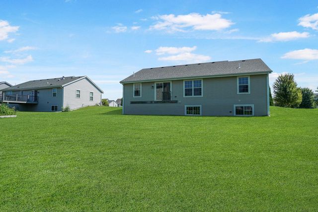 565 Lambert DRIVE, Slinger, WI 53086