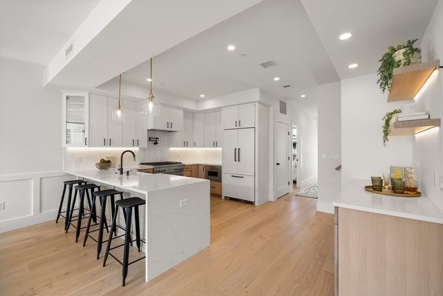 136 West Eighth Four, Boston, MA 02127