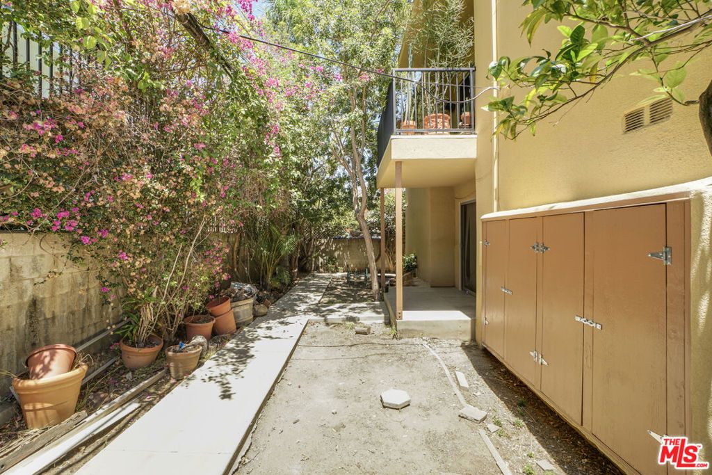 Image 10 of property listing at 11943 Kiowa Avenue, Los Angeles, CA 90049