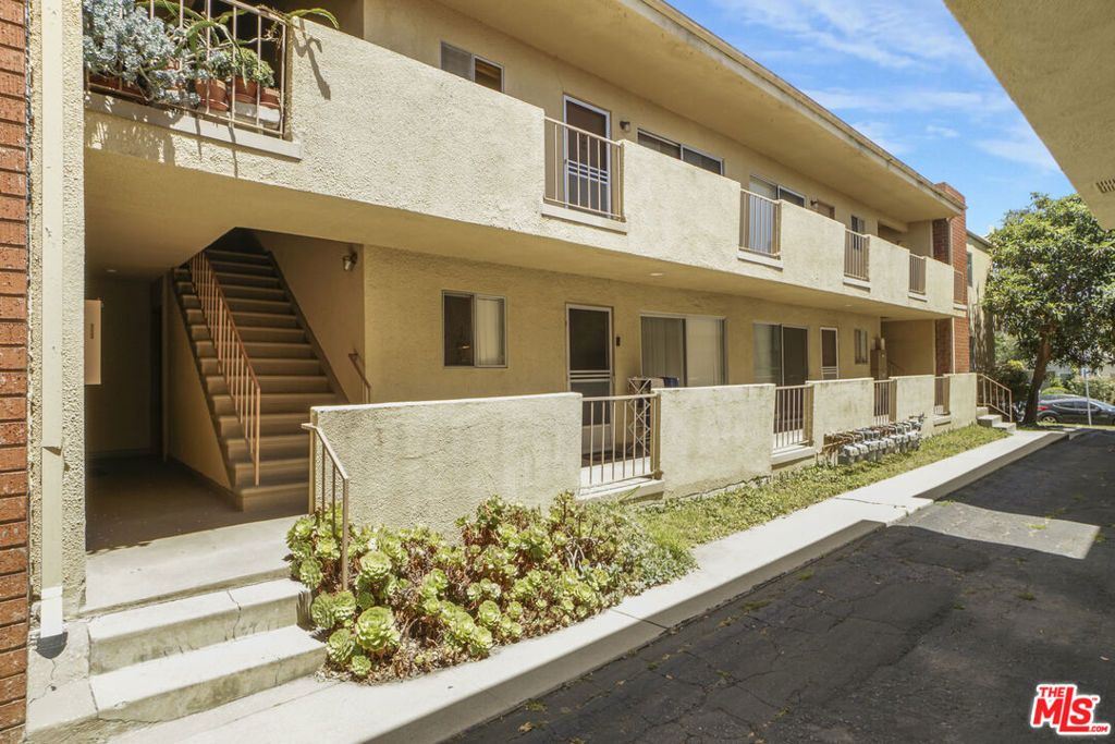 Image 11 of property listing at 11943 Kiowa Avenue, Los Angeles, CA 90049