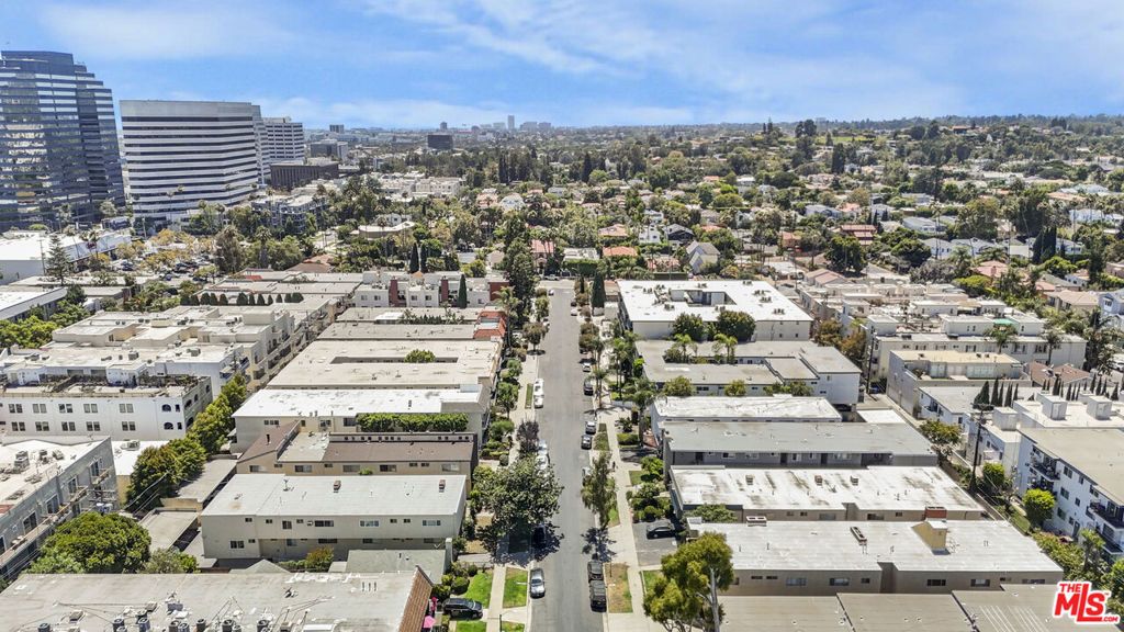 Image 13 of property listing at 11943 Kiowa Avenue, Los Angeles, CA 90049