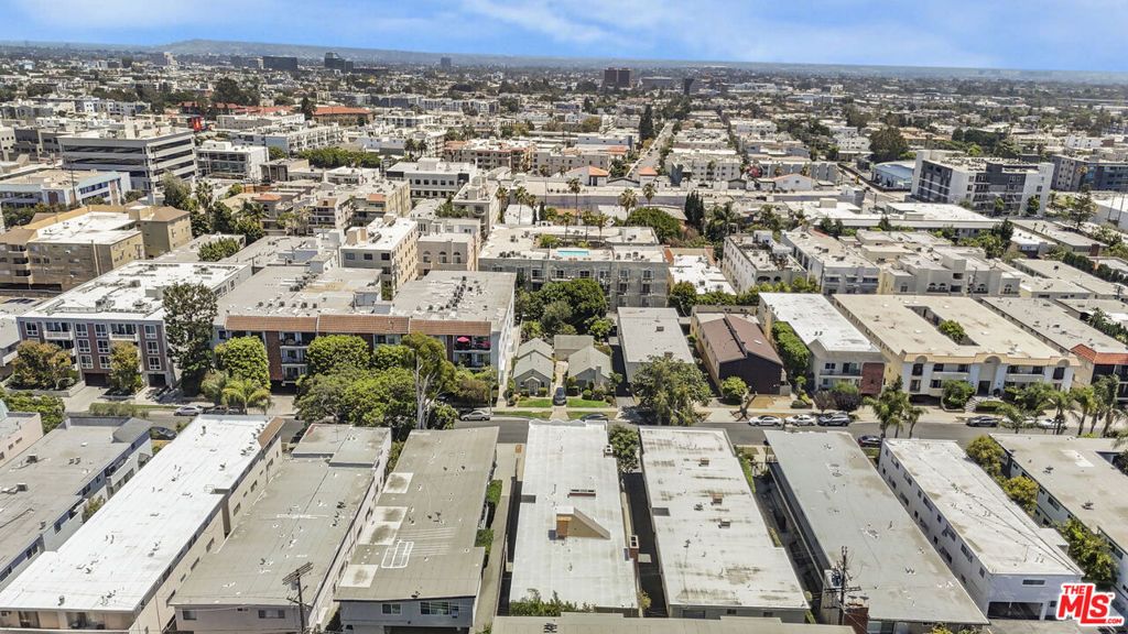 Image 14 of property listing at 11943 Kiowa Avenue, Los Angeles, CA 90049