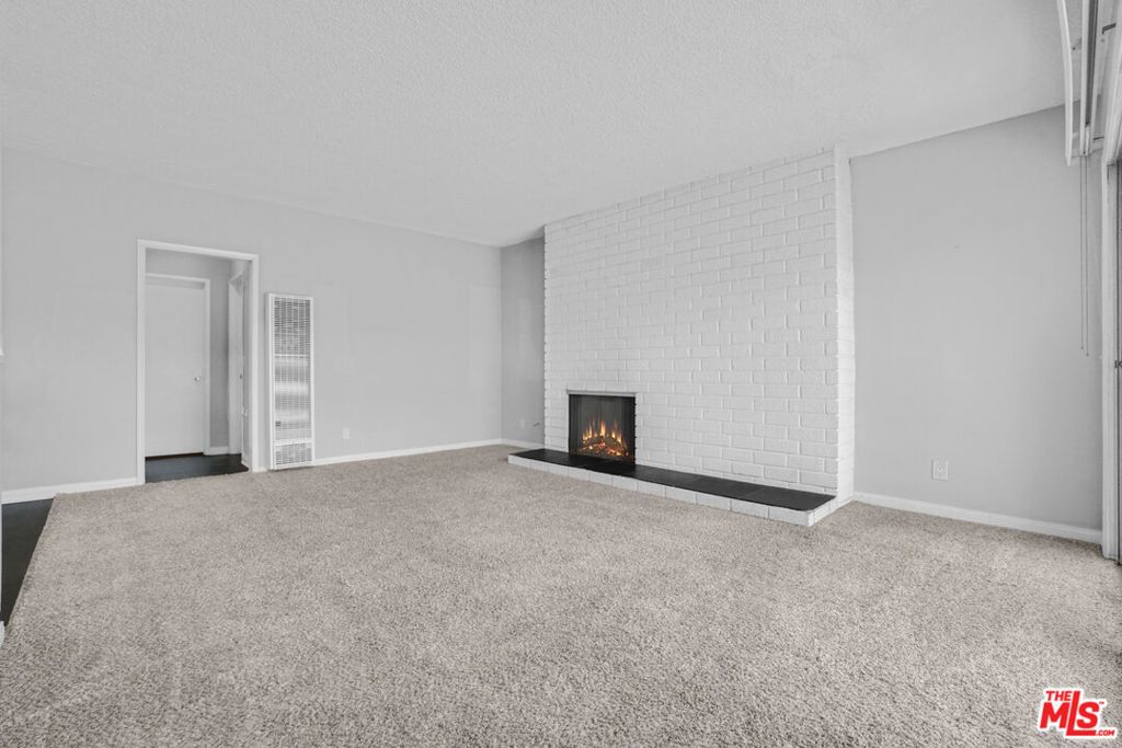 Image 16 of property listing at 11943 Kiowa Avenue, Los Angeles, CA 90049
