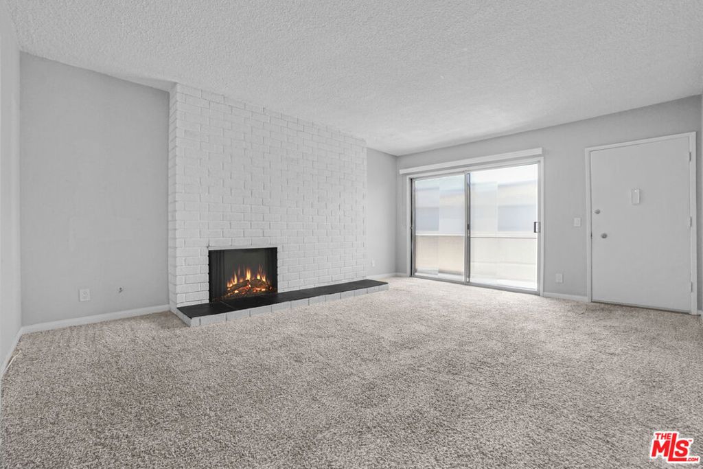 Image 18 of property listing at 11943 Kiowa Avenue, Los Angeles, CA 90049