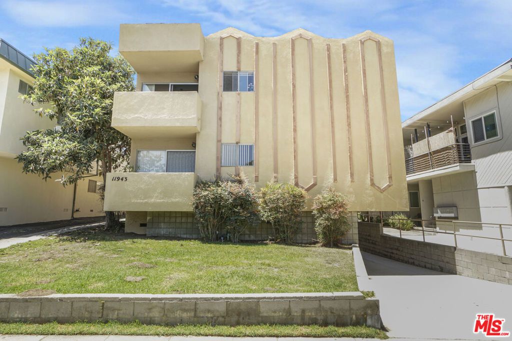 Image 2 of property listing at 11943 Kiowa Avenue, Los Angeles, CA 90049