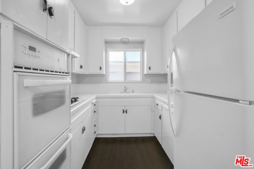 Image 21 of property listing at 11943 Kiowa Avenue, Los Angeles, CA 90049