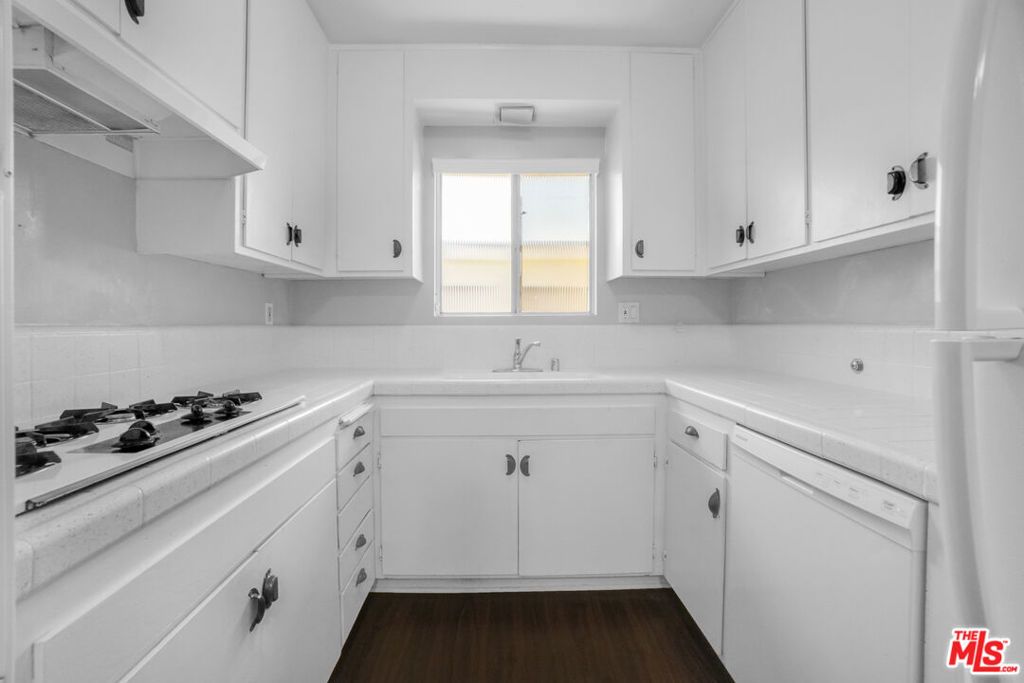 Image 22 of property listing at 11943 Kiowa Avenue, Los Angeles, CA 90049