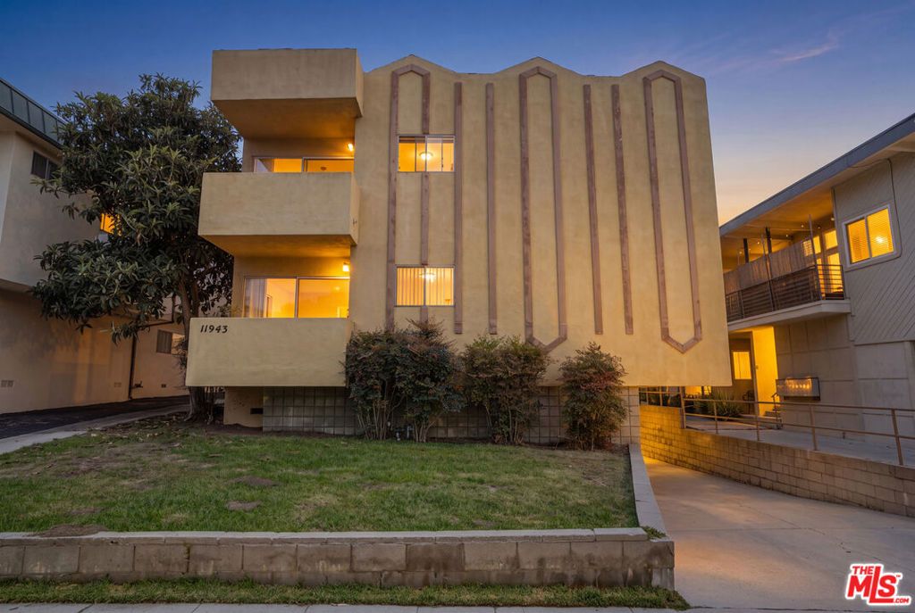 Image 29 of property listing at 11943 Kiowa Avenue, Los Angeles, CA 90049